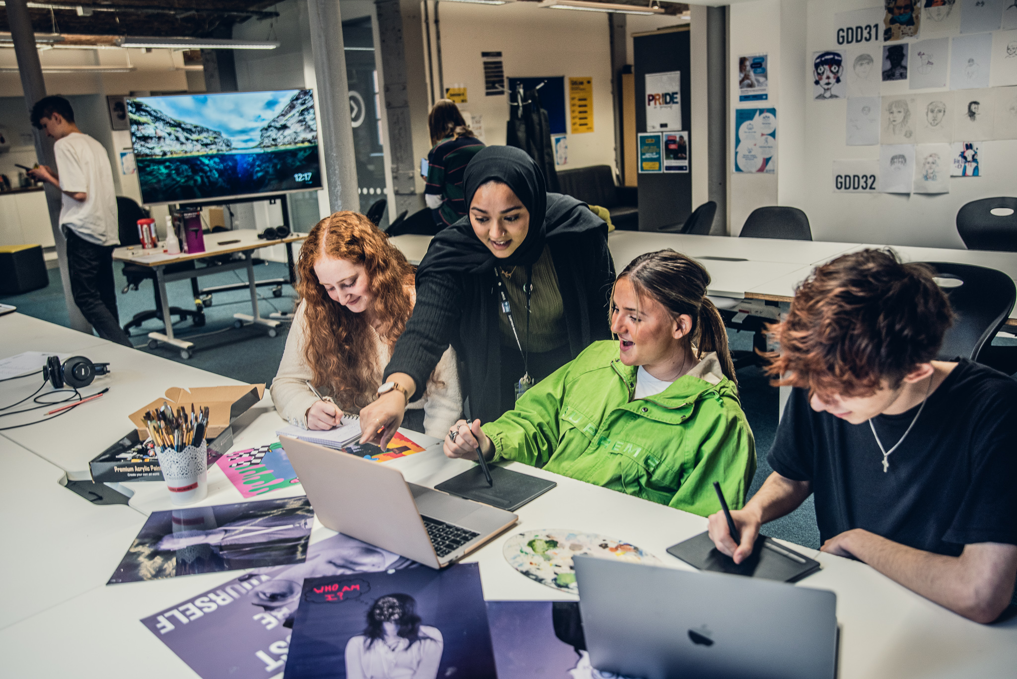 5 reasons you may want to study a Level 2 course 1 College tutor helping level 2 student