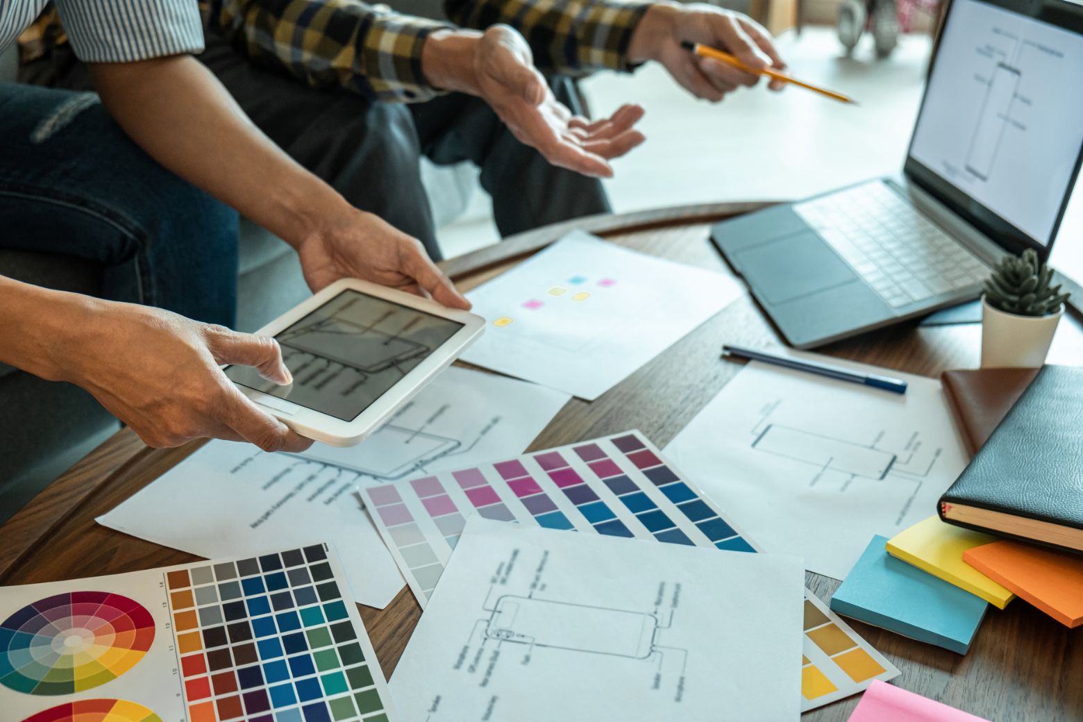 What can I do with a Graphic Design qualification? 5 Designers working on a new advert