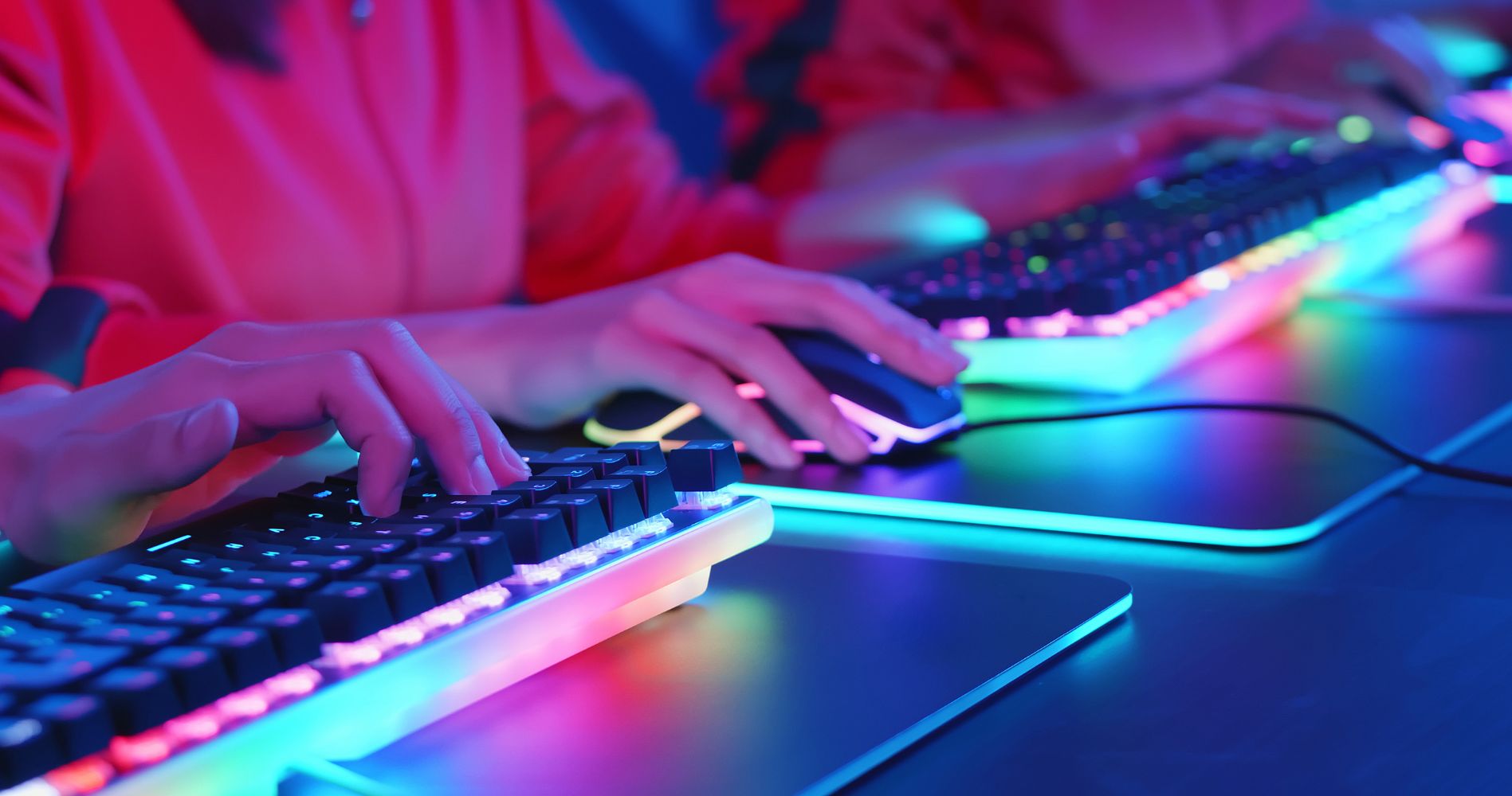 10 Ideas for the best gaming desk setup in 2025 6 Esports players using gaming keyboard and mouse