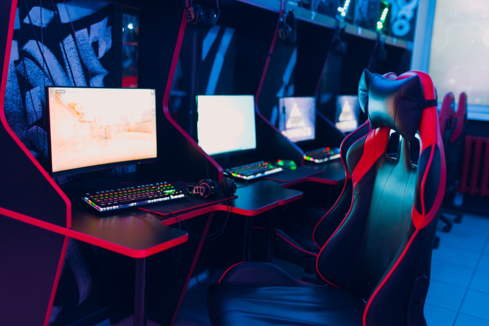 10 Ideas for the best gaming desk setup in 2025 5 Gaming chair in front of computers