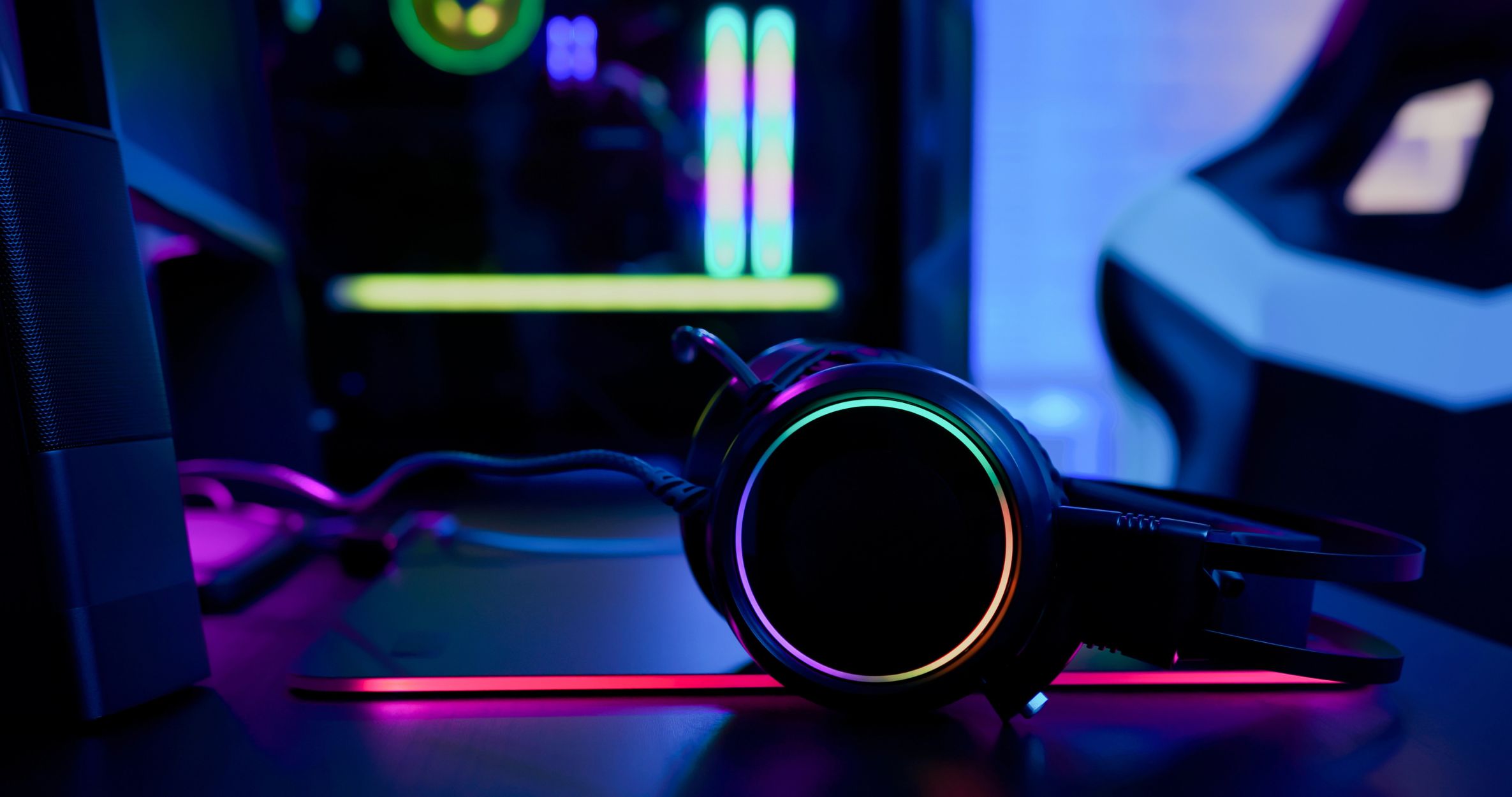 10 Ideas for the best gaming desk setup in 2025 7 Gaming headset on desk