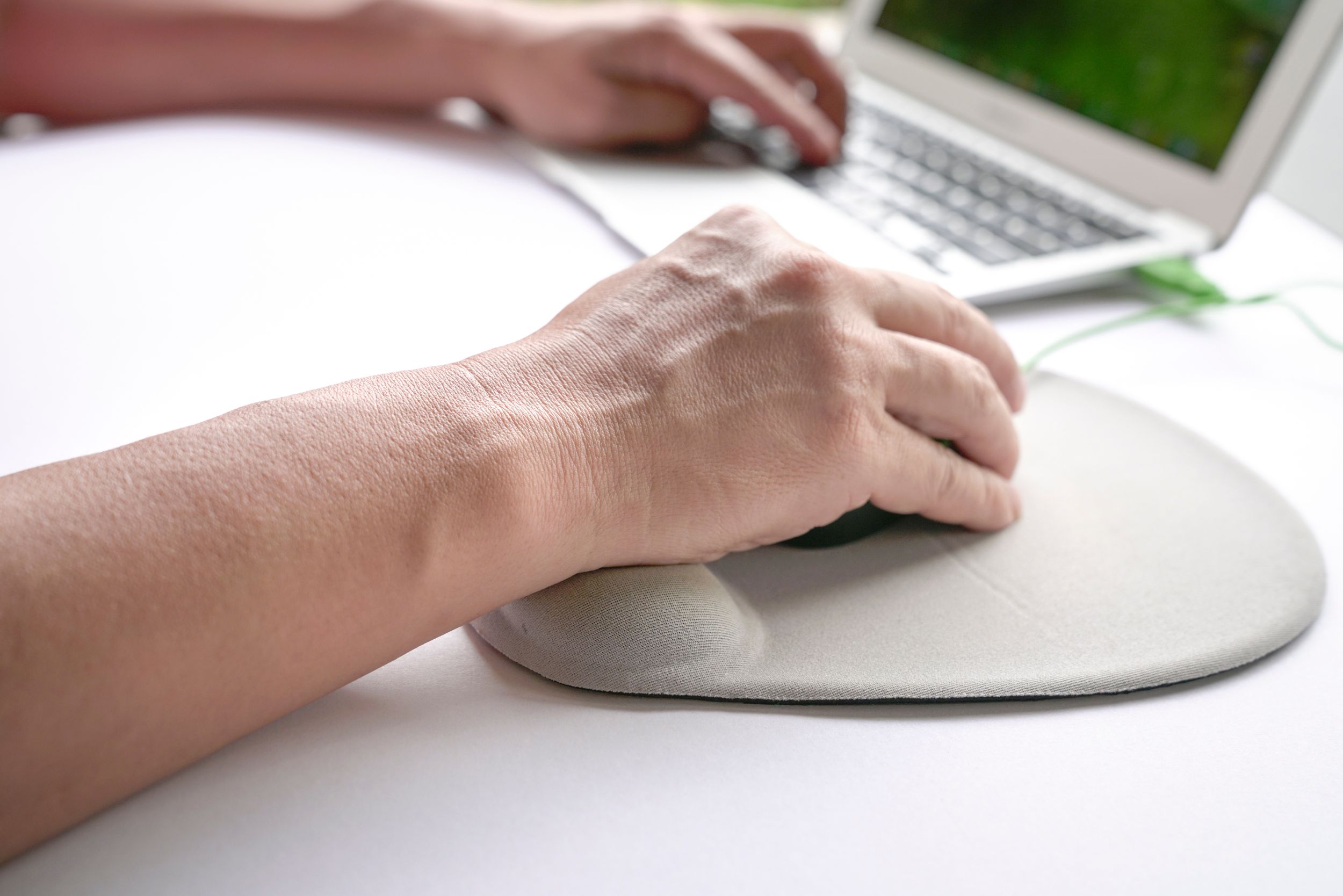 10 Ideas for the best gaming desk setup in 2025 9 Memory foam wrist rest