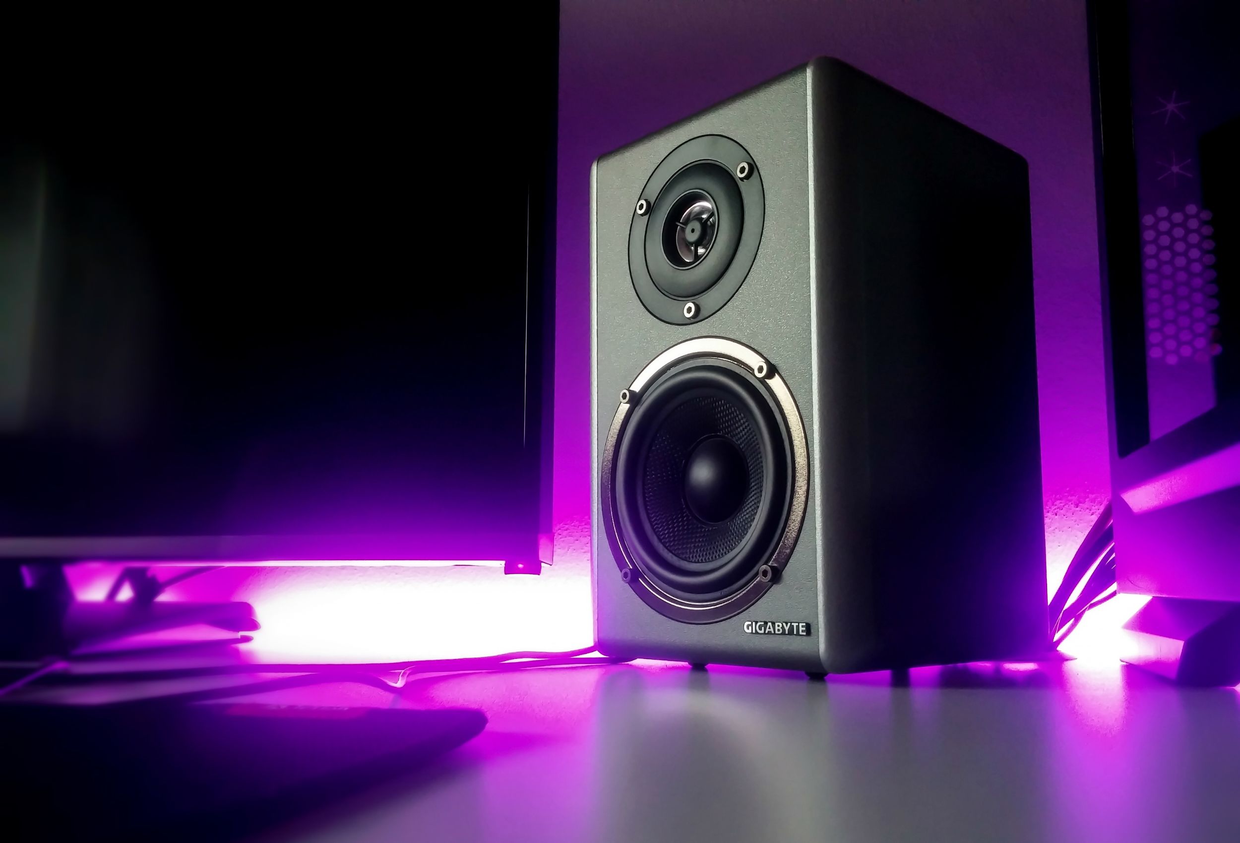 10 Ideas for the best gaming desk setup in 2025 8 PC speaker system